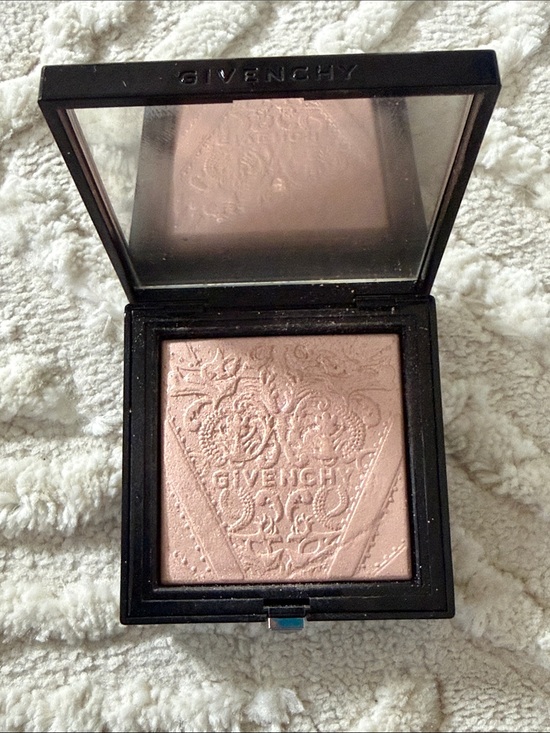 Givenchy Other - Givenchy Soft Pink Radiance Highlighter Compact